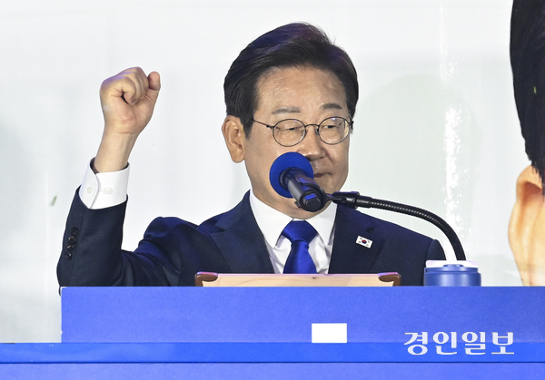 제21대 대통령 당선이 확실시된 더불어민주당 이재명 대선 후보가 4일 새벽 서울 여의도 국회 인근에 마련된 더불어민주당 국민개표방송시청 현장에서 지지자들에게 인사하고 있다. 2025.6.4 /이지훈기자 jhlee@kyeongin.com