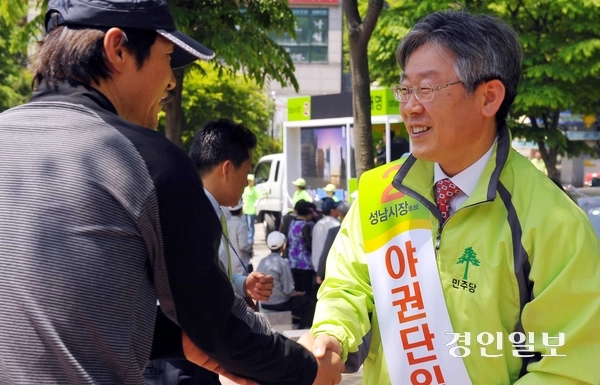 이재명 당선인이 성남시장으로 출마했던 2010년 유권자들과 악수를 나누며 지지를 호소하고 있는 모습. 2010.5.25 /경인일보DB