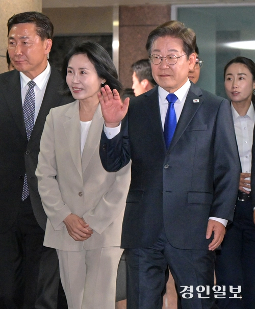 더불어민주당 이재명 대선 후보와 김혜경 여사가 3일 인천시 계양구 자택 앞으로 나오고 있다. 2025.6.3/김용국기자yong@kyeongin.com