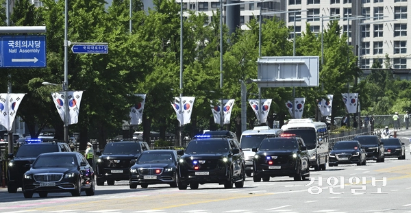 제21대 대통령 취임 선서가 열린 4일 서울 여의도 국회로 이재명 대통령 차량 행렬이 이동하고 있다. 2025.6.4 /이지훈기자 jhlee@kyeongin.com