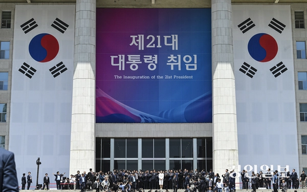 이재명 대통령과 김혜경 여사가 4일 서울 여의도 국회 로텐더홀에서 열린 제21대 대통령 취임선서식을 마치고 잔디광장에 모인 시민들을 향해 인사하고 있다. 2025.6.4 /이지훈기자 jhlee@kyeongin.com