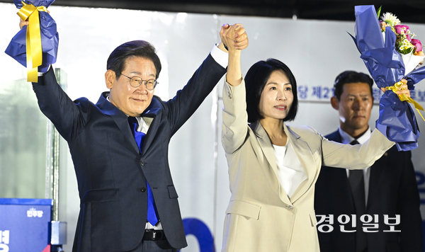 제21대 대통령 당선이 확실시된 더불어민주당 이재명 대선 후보가 4일 새벽 서울 여의도 국회 인근에 마련된 더불어민주당 국민개표방송시청 현장에서 지지자들에게 인사하고 있다. 2025.6.4 /이지훈기자 jhlee@kyeongin.com