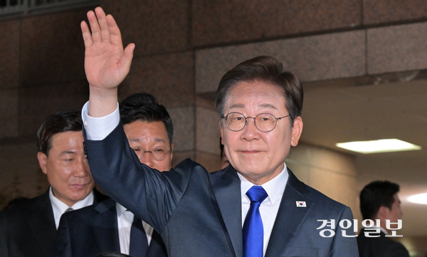 더불어민주당 이재명 대선 후보가 3일 인천시 계양구 자택 앞에서 이웃 주민과 지지자들을 향해 손을 들어보이고 있다. 2025.6.3/김용국기자yong@kyeongin.com