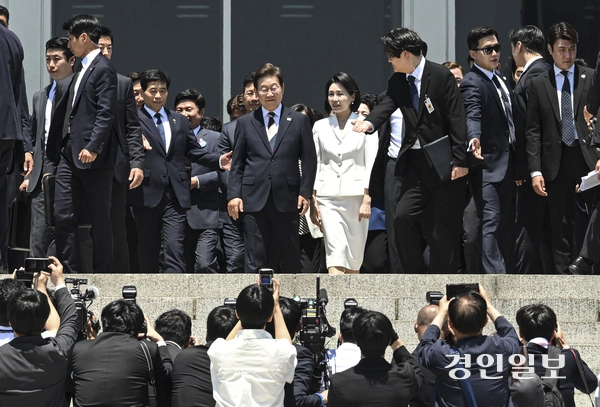 이재명 대통령과 김혜경 여사가 4일 서울 여의도 국회 로텐더홀에서 열린 제21대 대통령 취임선서식을 마치고 잔디광장에 모인 시민들에게 인사하기 위해 걸어나오고 있다. 2025.6.4 /이지훈기자 jhlee@kyeongin.com