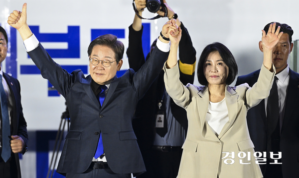 제21대 대통령 당선이 확실시된 더불어민주당 이재명 대선 후보가 4일 새벽 서울 여의도 국회 인근에 마련된 더불어민주당 국민개표방송시청 현장에서 지지자들에게 인사하고 있다. 2025.6.4 /이지훈기자 jhlee@kyeongin.com