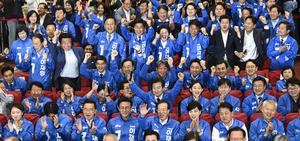 [출구조사 반응] 민주당, 과반 소식에 일제 환호 축제의 현장