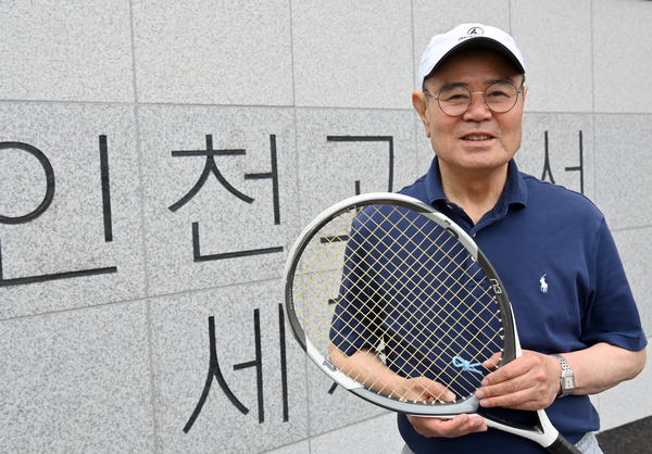 지난달 23일 오후 인천 미추홀구 인천고등학교 정문 앞에서 김성배 전 테니스 국가대표 감독이 테니스 경기할 때의 옷차림으로 라켓을 들고 서있다. 2025.5.23 /김용국기자 yong@kyeongin.com