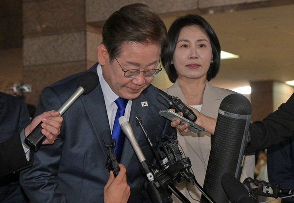 더불어민주당 이재명 대선 후보가 3일 인천시 계양구 자택 앞에서 이웃 주민과 지지자들을 향해 인사를 하고 있다. 2025.6.3/김용국기자yong@kyeongin.com