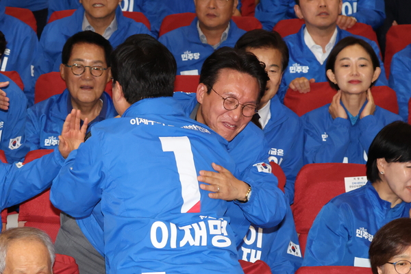 더불어민주당 박찬대 상임 총괄선대위원장과 김민석 상임공동선대위원장이 3일 국회 의원회관에 마련된 제21대 대통령선거 개표 상황실에서 출구조사 결과 발표 후 포옹하며 기뻐하고 있다. 2025.6.3 /연합뉴스