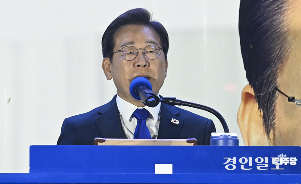 이재명 대통령이 당선 확정 직전인 4일 새벽 서울 여의도 국회 인근에 마련된 더불어민주당 국민개표방송시청 현장에서 지지자들에게 인사하고 있다. 2025.6.4 /이지훈기자 jhlee@kyeongin.com