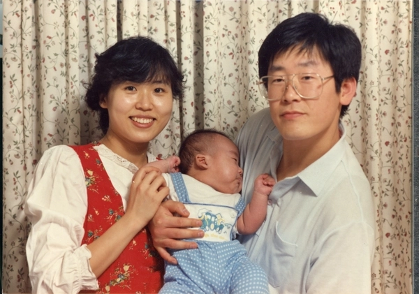 이재명 대통령과 부인 김혜경 여사 그리고 큰 아들의 어릴적 모습.
