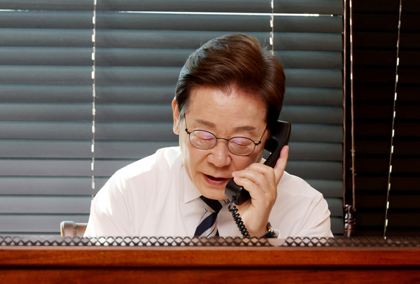 이재명 대통령이 4일 인천 계양구 사저에서 김명수 합참의장과 통화하며 군 통수권 이양 보고를 받고 있다. 2025.6.4 /연합뉴스