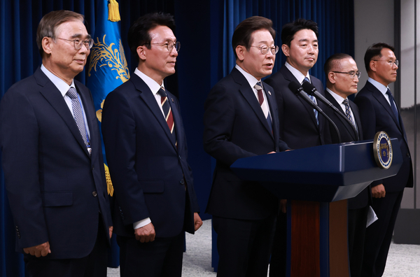 이재명 대통령이 4일 서울 용산 대통령실 청사에서 열린 인사브리핑에서 새 정부 첫 인사 발표를 하고 있다. 왼쪽부터 이종석 국정원장 후보자, 김민석 국무총리 후보자, 이 대통령, 강훈식 비서실장, 위성락 안보실장, 황인권 경호처장. 2025.6.4 /연합뉴스