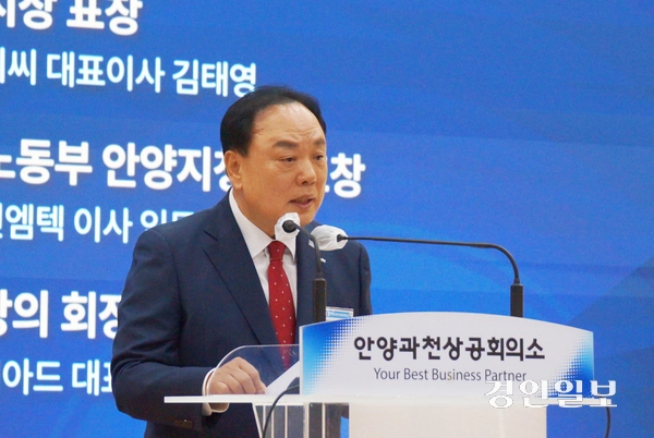 5일 오전 안양과천상공회의소 5층 대회의실에서 개최된 ‘제42회 안양과천상공대상 시상식’에서 배해동 안양과천상공회의소 회장이 인사말을 하고 있다. 2025.6.5. 안양/박상일기자 metro@kyeongin.com