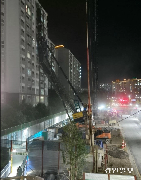 용인 서천지구 아파트 단지에 지하철 공사용 거중기가 쓰러진 모습. 2025. 6. 5 /경기도소방재난본부 제공