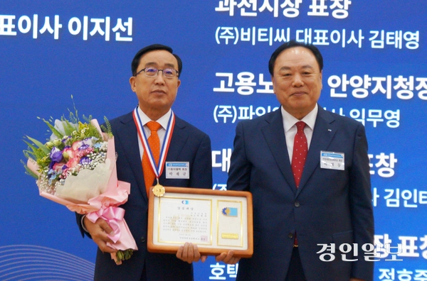 5일 오전 안양과천상공회의소 5층 대회의실에서 개최된 ‘제42회 안양과천상공대상 시상식’에서 박재규(왼쪽) (주)동아엘텍 회장이 배해동 안양과천상공회의소 회장에게 상패와 메달을 수여받은 후 기념촬영을 하고 있다. 2025.6.5. 안양/박상일기자 metro@kyeongin.com