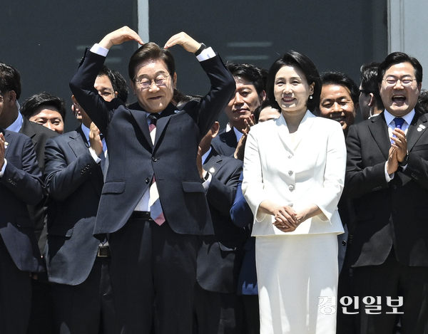 이재명 대통령과 김혜경 여사가 4일 서울 여의도 국회에서 열린 제21대 대통령 취임 선서를 마치고 취재진들을 향해 인사하고 있다. 2025.6.4 /이지훈기자 jhlee@kyeongin.com