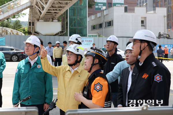 김동연 경기도지사가 6일 오전 천공기 전도 사고가 발생한 용인시 기흥구 서천동 인덕원~동탄 복선전철 공사현장을 찾아 사고 수습상황을 점검했다. 2025.6.6 /경기도 제공