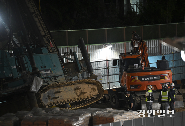 5일 오후 10시 13분께 용인시 기흥구 서천동 한 아파트 단지에서 인덕원~동탄 복선전철 공사 현장의 크레인이 쓰러져 건물을 덮치는 사고가 발생해 다수의 주민들이 대피했다. 해당 사고로 인명 피해는 발생하지 않았다. 사진은 이날 사고 현장의 모습. 2025.6.5 /이지훈기자 jhlee@kyeongin.com