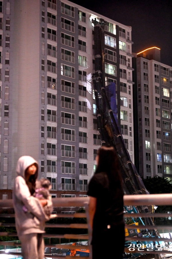 5일 용인시 서천마을 아파트 단지에 지하철 공사 중장비가 넘어지는 사고가 발생해 주민들이 대피하는 등 소동이 벌어졌다. 현재까지 인명피해는 없는 것으로 알려졌다. 2025.6.5 /최은성기자 ces7198@kyeongin.com