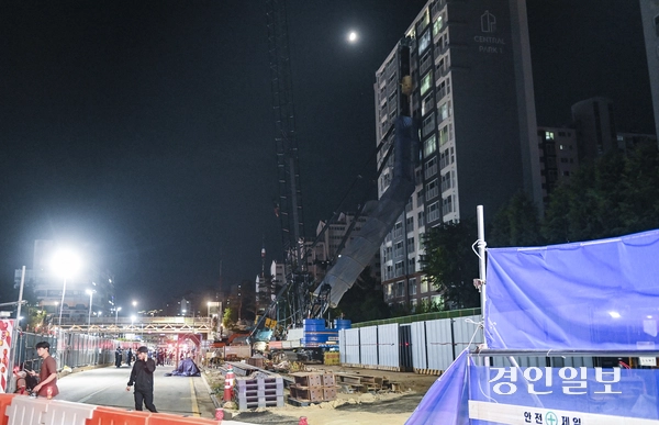 5일 오후 10시 13분께 용인시 기흥구 서천동 한 아파트 단지에서 인덕원~동탄 복선전철 공사 현장의 크레인이 쓰러져 건물을 덮치는 사고가 발생해 다수의 주민들이 대피했다. 해당 사고로 인명 피해는 발생하지 않았다. 사진은 이날 사고 현장의 모습. 2025.6.5 /이지훈기자 jhlee@kyeongin.com