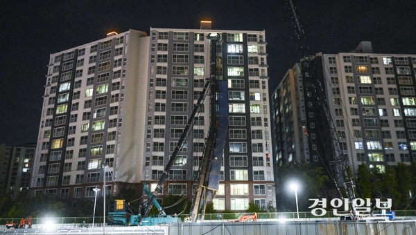 5일 용인시 서천마을 아파트 단지에 지하철 공사 중장비가 넘어지는 사고가 발생해 주민들이 대피하는 등 소동이 벌어졌다. 현재까지 인명피해는 없는 것으로 알려졌다. 2025.6.5 /최은성기자 ces7198@kyeongin.com