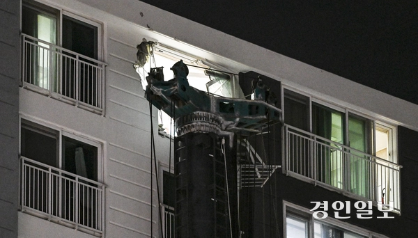 5일 오후 10시 13분께 용인시 기흥구 서천동 한 아파트 단지에서 인덕원~동탄 복선전철 공사 현장의 크레인이 쓰러져 건물을 덮치는 사고가 발생해 다수의 주민들이 대피했다. 해당 사고로 인명 피해는 발생하지 않았다. 사진은 이날 사고 현장의 모습. 2025.6.5 /이지훈기자 jhlee@kyeongin.com