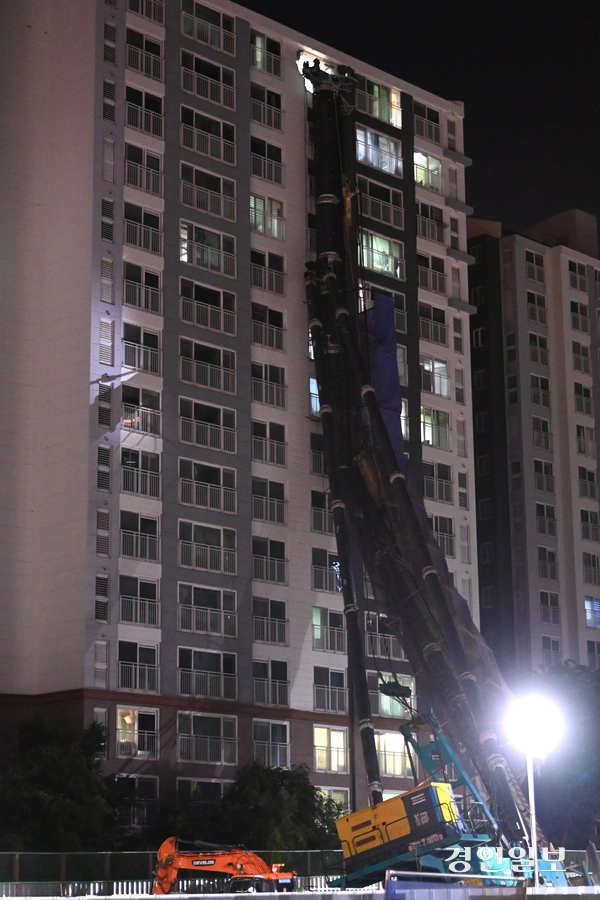 5일 저녁 용인시 서천마을 아파트 단지에 지하철 공사 중장비가 넘어지는 사고가 발생해 주민들이 대피하는 등 소동이 벌어졌다. 현재까지 인명피해는 없는것으로 알려졌다. 2025.6.5 /최은성기자 ces7198@kyeongin.com