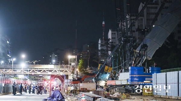 5일 용인시 서천마을 아파트 단지에 지하철 공사 중장비가 넘어지는 사고가 발생해 주민들이 대피하는 등 소동이 벌어졌다. 현재까지 인명피해는 없는 것으로 알려졌다. 2025.6.5 /최은성기자 ces7198@kyeongin.com