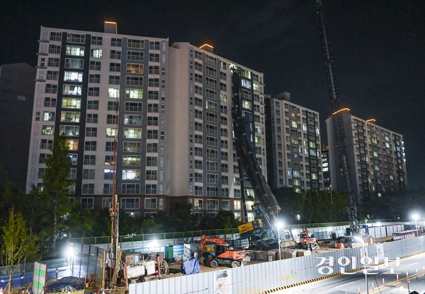 5일 용인시 서천마을 아파트 단지에 지하철 공사 중장비가 넘어지는 사고가 발생해 주민들이 대피하는 등 소동이 벌어졌다. 현재까지 인명피해는 없는 것으로 알려졌다. 2025.6.5 /최은성기자 ces7198@kyeongin.com