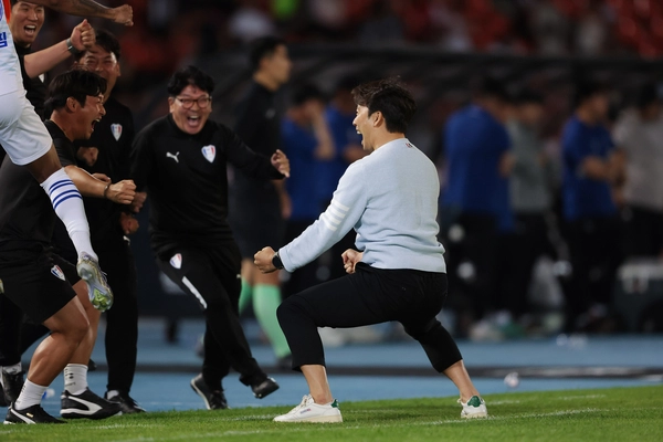 6일 성남종합운동장에서 열린 수원삼성과 성남FC의 하나은행 K리그2 2025 15라운드 경기에서 이기제가 득점에 성공하자 변성환 수원 감독이 기뻐하고 있다. 2025.6.6 /한국프로축구연맹 제공