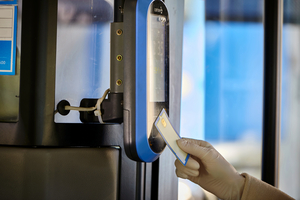 [여러분 생각은?] 늘어나는 현금 없는 버스 “편리하고 효율적” vs “노인·외국인 등 불편”