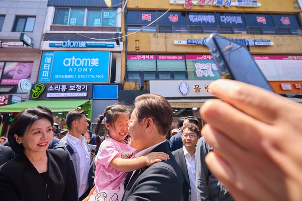 이재명 대통령이 6일 서울 동작구 사당동의 남성사계시장을 방문해 마주친 아이를 안아주고 있다. 2025.6.6 /대통령실 제공