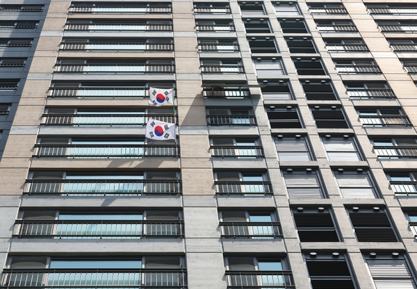 현충일인 6일 서울 시내 한 아파트에 태극기가 걸려있다.  2025.6.6 /연합뉴스