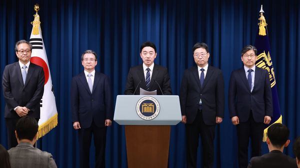 강훈식 대통령 비서실장(가운데)이 6일 서울 용산 대통령실 청사에서 대통령실 수석비서관 인선을 발표하고 있다. 왼쪽부터 문진영 사회수석비서관, 김용범 정책실장, 강 비서실장, 하준경 경제성장수석, 류덕현 재정기획보좌관. 2025.6.6 /연합뉴스