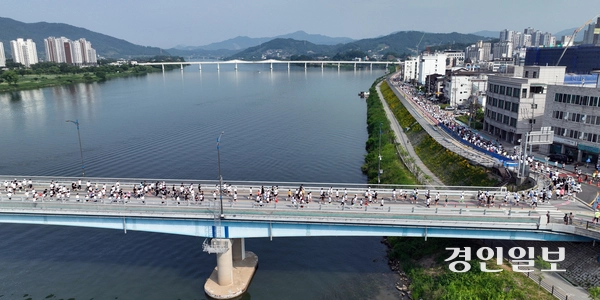 7일 오전 양평 강상체육공원 일대에서 열린 ‘제27회 양평 이봉주 마라톤대회 겸 경인일보 남한강 마라톤대회’에 참가한 마라토너들이 시원한 강바람을 가르며 양평대교 위를 힘차게 달리고 있다. 2025.6.7 /임열수기자 pplys@kyeongin.com