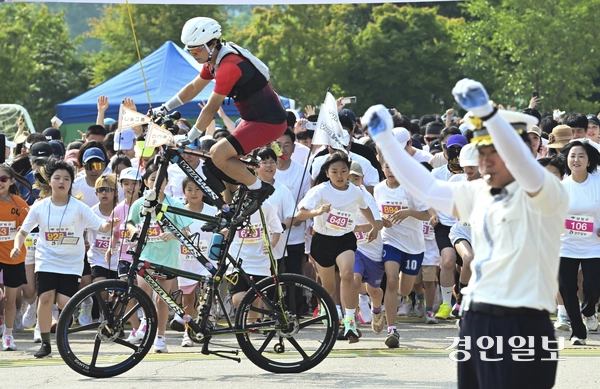 7일 오전 양평군 강상면 나루께축제공원 일원에서 제27회 양평이봉주마라톤대회 겸 경인일보 남한강마라톤대회가 열리고 있다. 2025.6.7 /이지훈기자 jhlee@kyeongin.com
