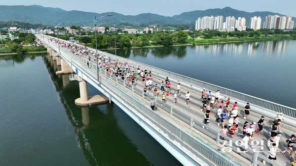 7일 오전 양평 강상체육공원 일대에서 열린 ‘제27회 양평 이봉주 마라톤대회 겸 경인일보 남한강 마라톤대회’에 참가한 마라토너들이 시원한 강바람을 가르며 양평대교 위를 힘차게 달리고 있다. 2025.6.7 /임열수기자 pplys@kyeongin.com