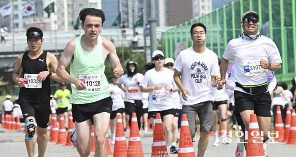 7일 오전 양평군 강상면 나루께축제공원 일원에서 제27회 양평이봉주마라톤대회 겸 경인일보 남한강마라톤대회가 열리고 있다. 2025.6.7 /이지훈기자 jhlee@kyeongin.com