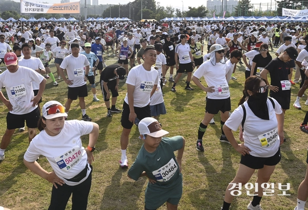 7일 오전 양평군 강상면 나루께축제공원 일원에서 제27회 양평이봉주마라톤대회 겸 경인일보 남한강마라톤대회가 열리고 있다. 2025.6.7 /이지훈기자 jhlee@kyeongin.com