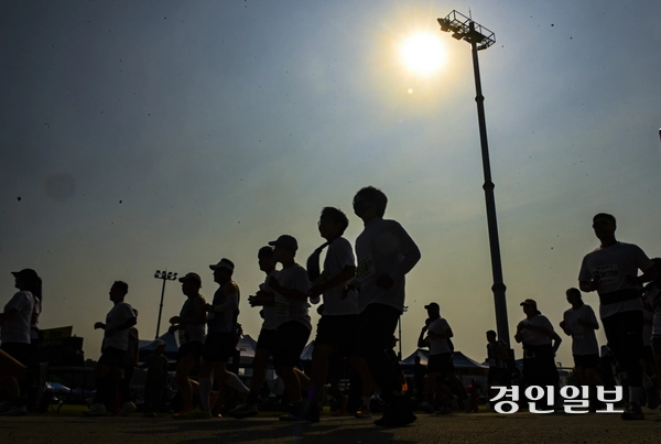 7일 오전 양평군 강상면 나루께축제공원 일원에서 제27회 양평이봉주마라톤대회 겸 경인일보 남한강마라톤대회가 열리고 있다. 2025.6.7 /이지훈기자 jhlee@kyeongin.com
