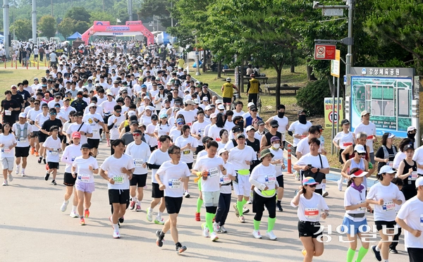 7일 오전 양평 강상체육공원 일대에서 열린 ‘제27회 양평 이봉주 마라톤대회 겸 경인일보 남한강 마라톤대회’에 참가한 마라토너들이 힘차게 출발하고 있다. 2025.6.7 /최은성기자 ces7198@kyeongin.com