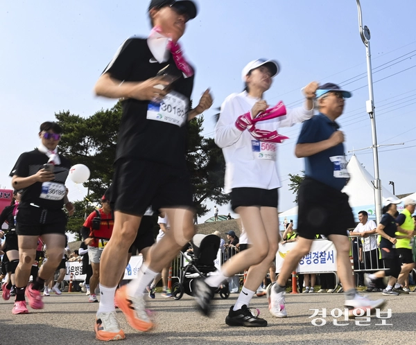 7일 오전 양평군 강상면 나루께축제공원 일원에서 제27회 양평이봉주마라톤대회 겸 경인일보 남한강마라톤대회가 열리고 있다. 2025.6.7 /이지훈기자 jhlee@kyeongin.com