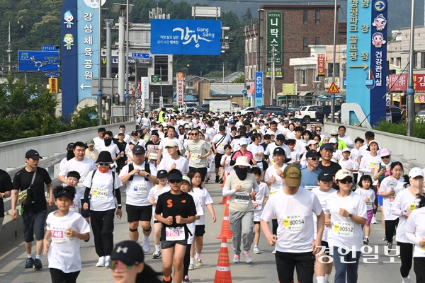 7일 오전 양평 강상체육공원 일대에서 열린 ‘제27회 양평 이봉주 마라톤대회 겸 경인일보 남한강 마라톤대회’에 참가한 마라토너들이 힘차게 출발하고 있다. 2025.6.7 /최은성기자 ces7198@kyeongin.com