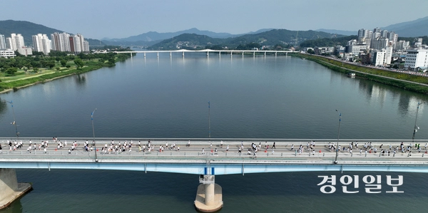 7일 오전 양평 강상체육공원 일대에서 열린 ‘제27회 양평 이봉주 마라톤대회 겸 경인일보 남한강 마라톤대회’에 참가한 마라토너들이 시원한 강바람을 가르며 양평대교 위를 힘차게 달리고 있다. 2025.6.7 /임열수기자 pplys@kyeongin.com