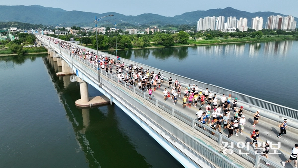 7일 오전 양평 강상체육공원 일대에서 열린 ‘제27회 양평 이봉주 마라톤대회 겸 경인일보 남한강 마라톤대회’에 참가한 마라토너들이 시원한 강바람을 가르며 양평대교 위를 힘차게 달리고 있다. 2025.6.7 /임열수기자 pplys@kyeongin.com