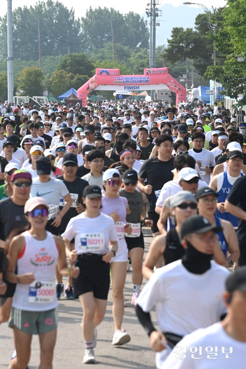 7일 오전 양평 강상체육공원 일대에서 열린 ‘제27회 양평 이봉주 마라톤대회 겸 경인일보 남한강 마라톤대회’에 참가한 마라토너들이 힘차게 출발하고 있다. 2025.6.7 /최은성기자 ces7198@kyeongin.com