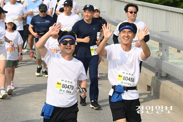 7일 오전 양평 강상체육공원 일대에서 열린 ‘제27회 양평 이봉주 마라톤대회 겸 경인일보 남한강 마라톤대회’에 참가한 마라토너들이 힘차게 출발하고 있다. 2025.6.7 /최은성기자 ces7198@kyeongin.com