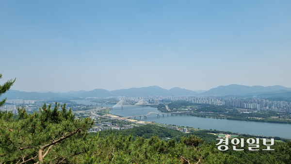 지난 5일 아차산 4보루에 올라 바라본 북쪽 풍광. 남양주 왕숙천부터 한강 줄기가 한눈에 내려다보인다. 2025.6.5 구리/권순정기자 sj@kyeongin.com