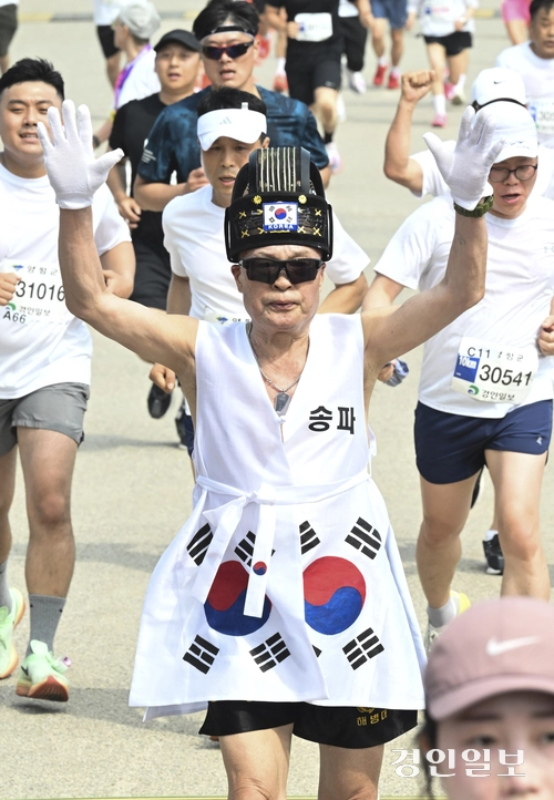 7일 오전 양평군 강상면 나루께축제공원 일원에서 제27회 양평이봉주마라톤대회 겸 경인일보 남한강마라톤대회가 열리고 있다. 2025.6.7 /이지훈기자 jhlee@kyeongin.com